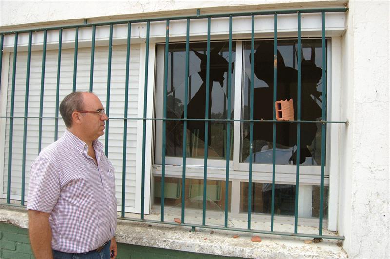 Destrozan 8 ventanas del colegio infantil Virgen de Guadalupe de