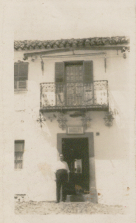 Juan Gutiérrez García en su barbería de la calle santisimo, 20, Casa de las Doncellas. Año 1931