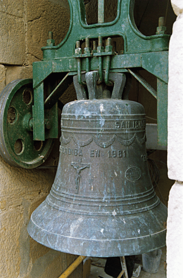 Campana San Isidro: campana denominada con el nombre del patró de Los Barrios y en la que se aprecia el yugo metálico que la sustentaba. Cedida por J. L. Domínguez