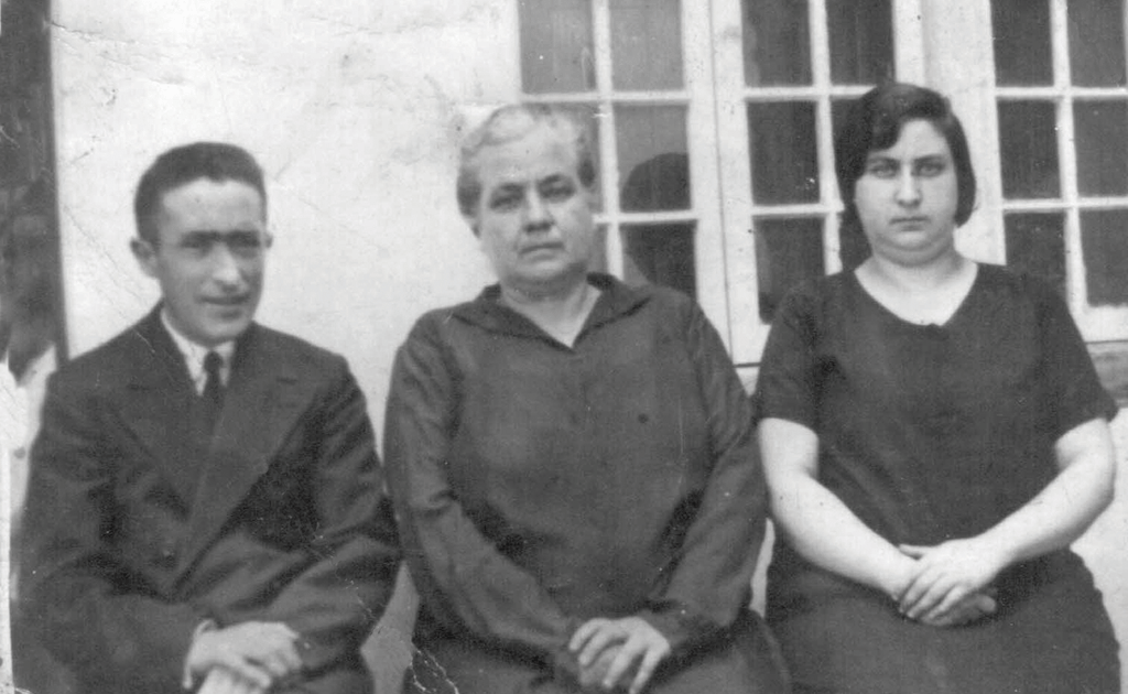 Madre, Don Juanito y hermana