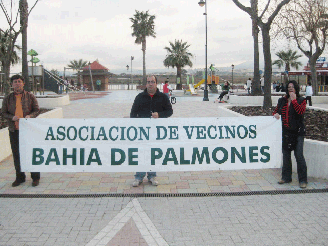 Vecinos durante la concentración en la Plaza del Mar